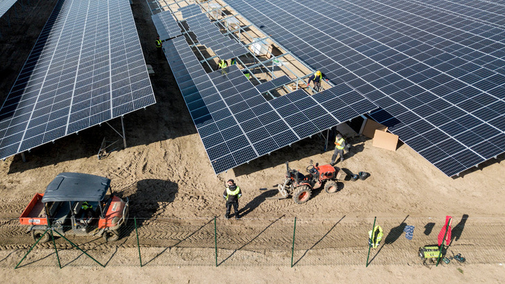 Baustelle für einen Solarpark mit 65 Megawatt auf dem Gelände eines ehemaligen Kieswerkes in Ganzlin, Landkreis Ludwigslust-Parchim (Brandenburg). - © GP Joule
