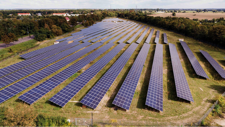 Das hochsommerliche Wetter im September hat den vielerorts verregneten August mehr als wettgemacht. Die Solarfelder lieferten viel Strom. - © Eon/Malte Braun
