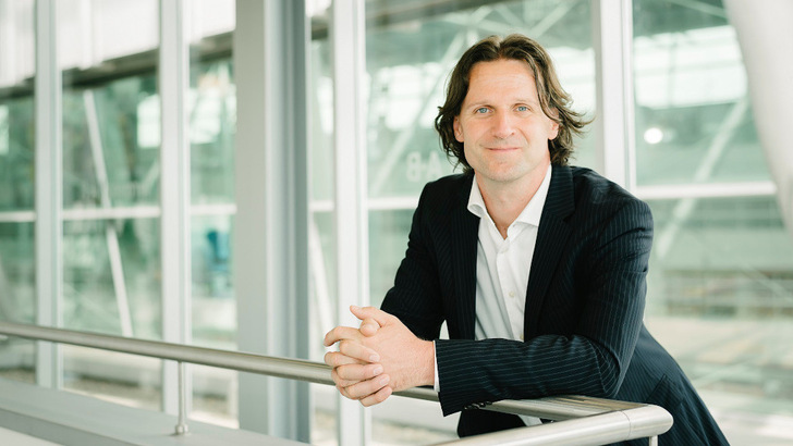 Timo Leukefeld berät Wohnungsbauunternehmen und andere Firmen bei der Solarisierung ihres Gebäudebestandes.