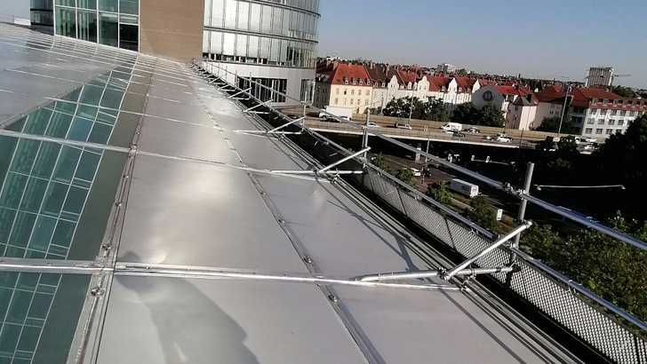 Temporärer Seitenschutz auf dem Glasgebäude in München. - © Sifatec
