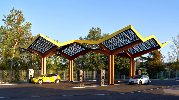 Die Fastned-Stationen fallen durch geschwungene Solardächer auf.