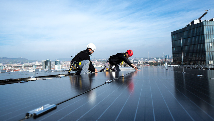 Die Solaranlagen sollen vorrangig auf Dächern oder an Fassaden entstehen. - © Wien Energie/Ian Ehm
