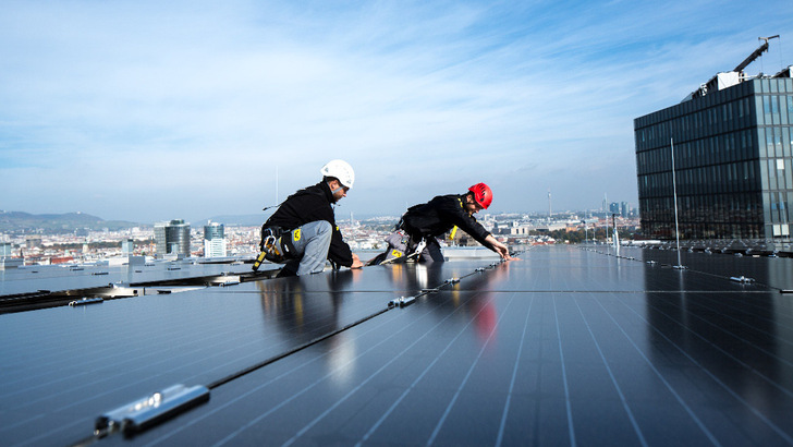 Die Solaranlagen sollen vorrangig auf Dächern oder an Fassaden entstehen.