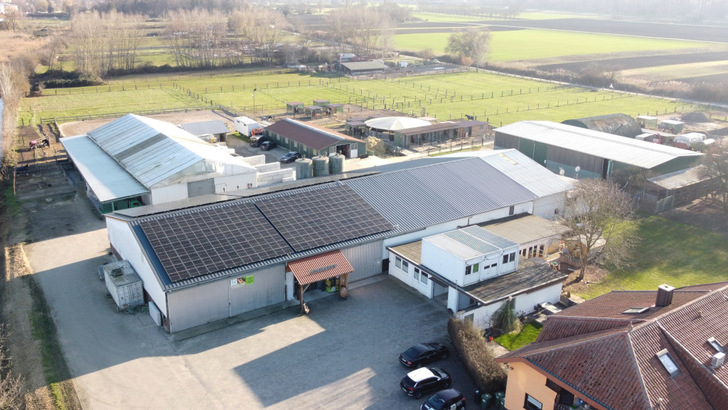 Im Hofladen von Nicole und Gunnar Kliesow gibt es nicht nur biozertifizierte Lebensmittel. Sie werden auch mit Sonnenstrom gekühlt. - © Wirsol Roof Solutions
