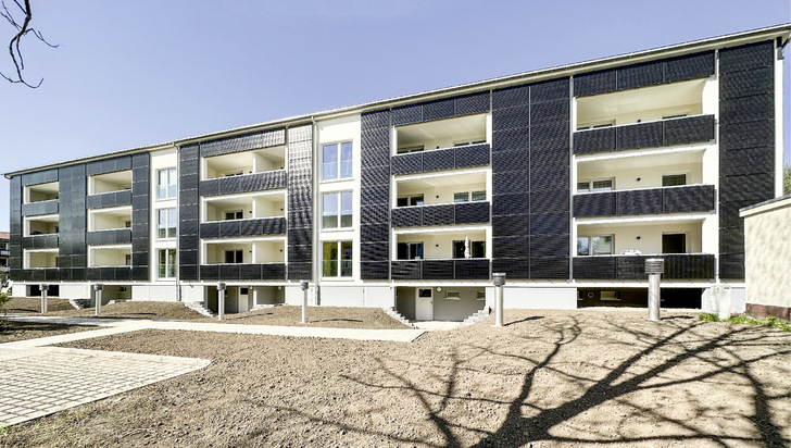 Dieser Bau aus der DDR in Aschersleben wurde solarelektrisch saniert. Zwei weitere Gebäude sollen folgen. - © Foto: Ascherslebener GWG
