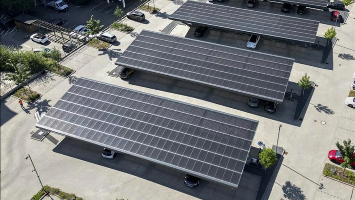 Mit dem Strom vom Solarparkplatz produziert Jungheinrich Gabelstapler. Überschüsse tanken die Mitarbeiter in ihre Autos. - © Jungheinrich AG
