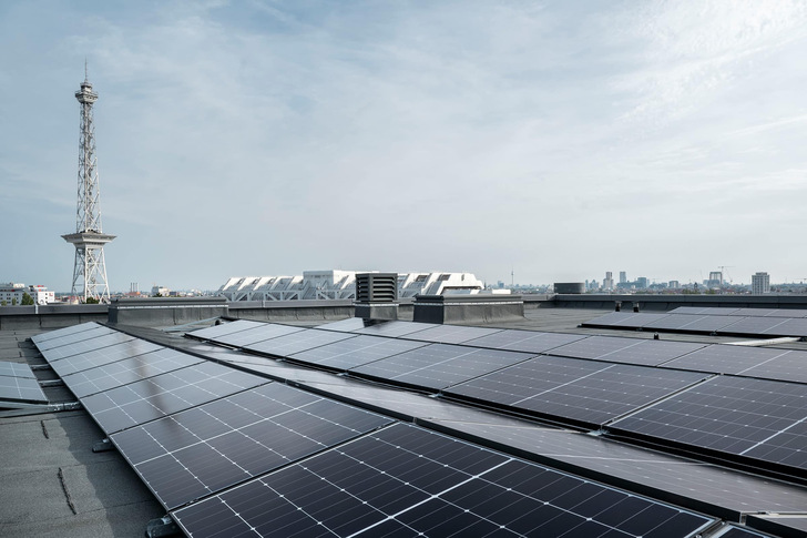 Messe Berlin und Stadtwerke bauen auf 20 Hallendächern Solargeneratoren. - © Berliner Stadtwerke, Benjamin Pritzkuleit
