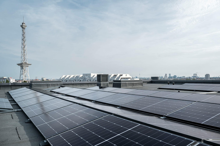 Messe Berlin und Stadtwerke bauen auf 20 Hallendächern Solargeneratoren.