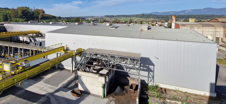Walzenhalle der Stahl Gerlafingen: Auf diesem Industriedach werden demnächst 4.500 Solarmodule arbeiten. - © Stahl Gerlafingen

