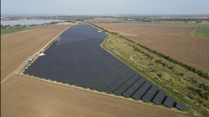 Der Solarpark in Henschleben ist fertig. Der dritte Bauabschnitt, der jetzt ans Netz gegangen ist, ist im Vordergrund zu sehen. - © Naturstrom
