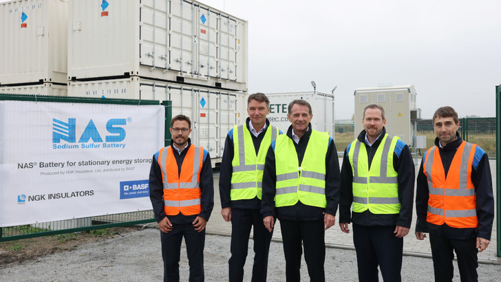 Das Projektteam der BASF in Schwarzheide bei der Besichtigung des NaS-Speichers.