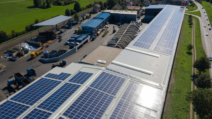 Photovoltaikanlage auf einem Gewerbedach in Deißlingen in Baden-Württemberg.