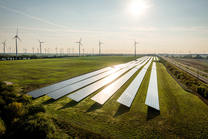 Trianel übernimmt nun den Solarpark Nauen direkt an einer Bahnstrecke. - © Trianel
