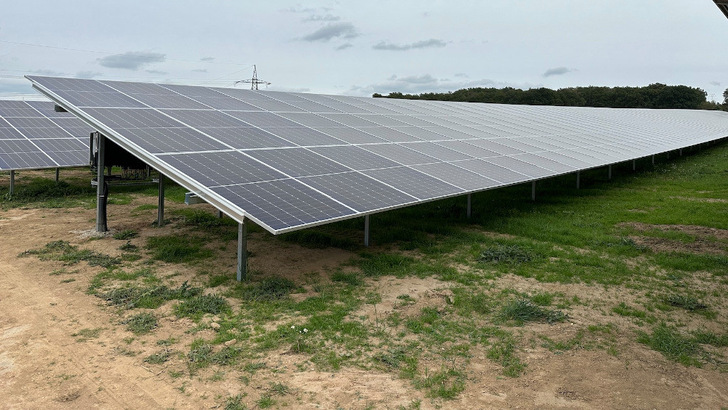 Die Anlage erstreckt sich über vier Hektar und leistet vier Megawatt.