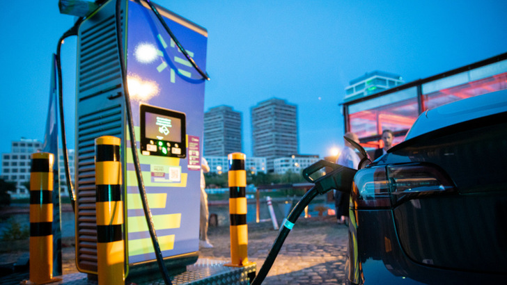 Die Supermarktkunden laden ihre Autos meist während des Einkaufs, auch wenn die Ladesäule außerhalb dieser öffentlich zugänglich ist.