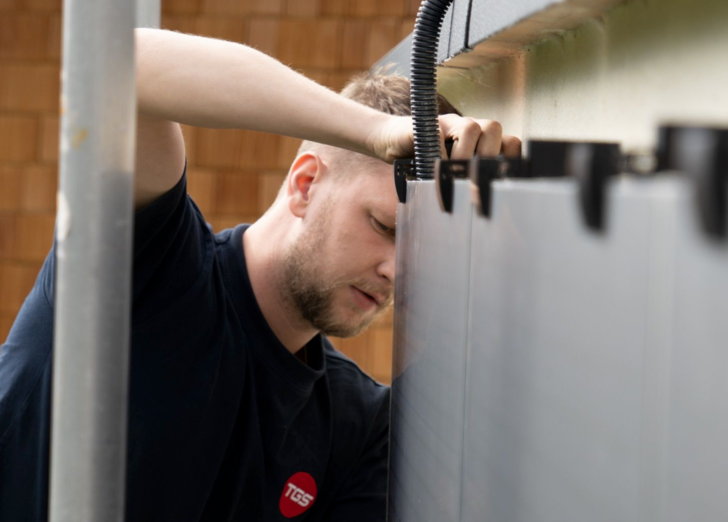 Die Plug-and-play-Lösung von Mo Energy Systems erlaubt die einfache, sichere und schnelle Montage der Fassadenanlagen.