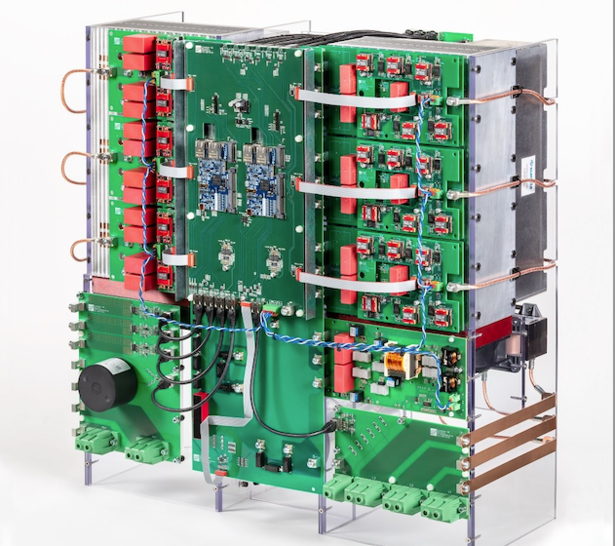 Der vom Fraunhofer ISE entwickelte Wechselrichter ermöglicht der Photovoltaik den Sprung von der Nieder- in die Mittelspannung. - © Fraunhofer ISE
