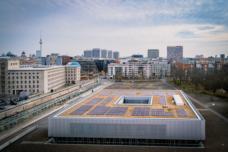 Die Berliner Stadtwerke haben nun auf dem Dach des Dokuzentrums der Topographie des Terrors eine Photovoltaikanlage installiert. - © Sven Bock, Berliner Stadtwerrke
