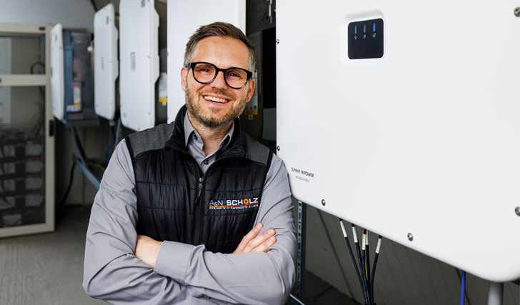 Firmenchef Arno Scholz sieht die Chance, seinen Betrieb mithilfe der Solarenergie für die Zukunft zu wappnen. - © Foto: IBC Solar
