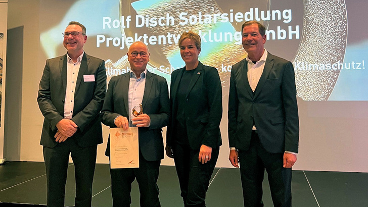 Rolf Disch (2.v.l.) hat in Hagen den deutschen Solarpreis verliehen bekommen. - © Eurosolar
