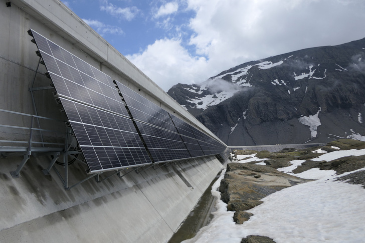 Die Anlage auf der Staumauer am Muttsee ist bereits in Betrieb. - © Niels H. Petersen
