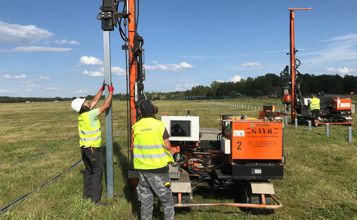 Solarpark mit Batteriespeicher von Goldbeck Solar: Die Anlage leistet 32 Megawatt und wurde für Rheinenergie in Lärz/Rechlin gebaut. - © Goldbeck Solar
