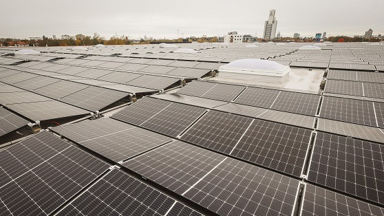 Kraftwerk mit Domblick: Die Photovoltaikanlage auf einem Kölner Dach kann mehr als 800 Haushalte mit Solarstrom versorgen. - © Stefan Glatzke
