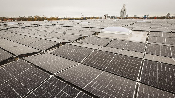 Kraftwerk mit Domblick: Die Photovoltaikanlage auf einem Kölner Dach kann mehr als 800 Haushalte mit Solarstrom versorgen.