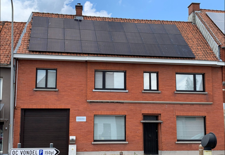 Etwa 100 Jahre alt ist das Gebäude in Flandern. Doch der solarelektrischen Wärmeversorgung tut das keinen Abbruch. - © My PV
