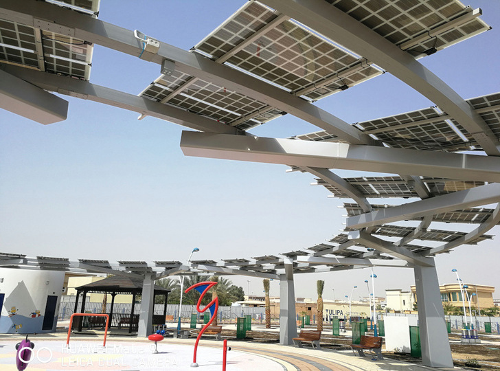 Urban-PV: überdachtes und beschattetes Areal in Dubai. - © Gridparity
