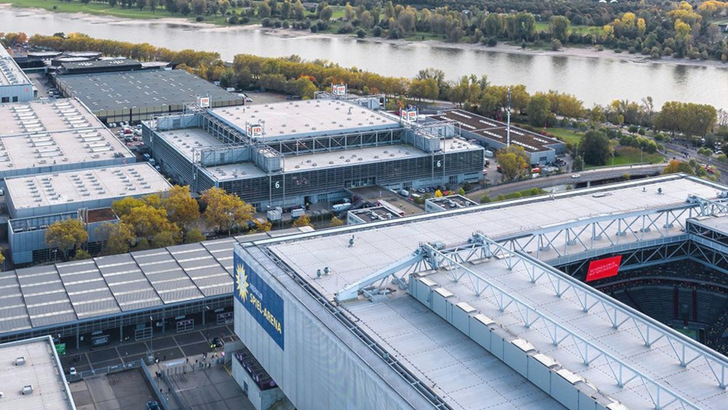 Die Solar Solutions findet auf dem Messegelände in Düsseldorf statt, unmittelbar am Rhein gelegen.