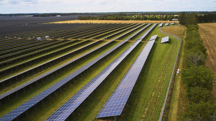 Begreen hat schon einige Solarparks, wie diesen hier für Banedanmark, errichtet. - © TUALA HJARNØ Photography
