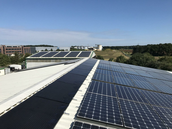 Das Firmengebäude der Buhck Gruppe nutzt gebrauchte Solarmodule.