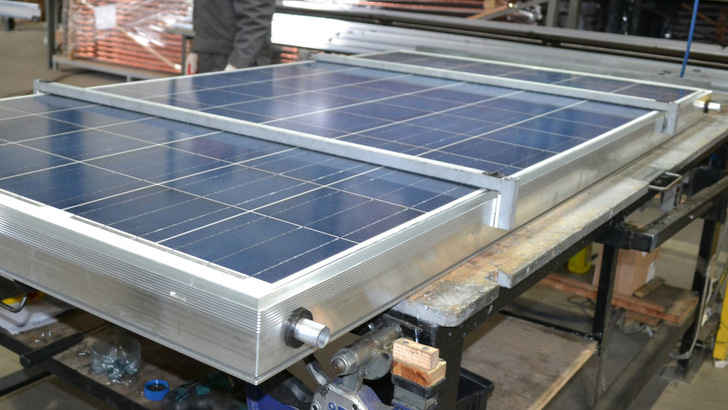 Unten Solarthermie und darüber Photovoltaik: Die PVT-Kollektoren nutzen die Energie der Sonne besser aus als die Einzeltechnologien.