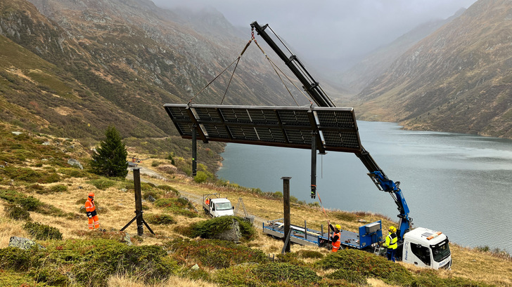 Am Wasser gebaut: Eine Testanlage von Axpo für das Projekt Nalpsolar. - © Axpo
