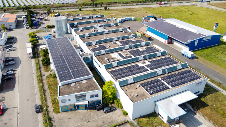 Wirsol hat diese Anlage auf den Dächern von Simag Service auf hohen Eigenverbrauch ausgelegt. - © Wirsol Roof Solutions
