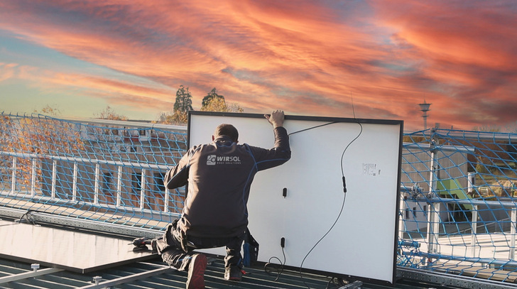 Installation der Solarmodule auf dem Dach des Werkes.
