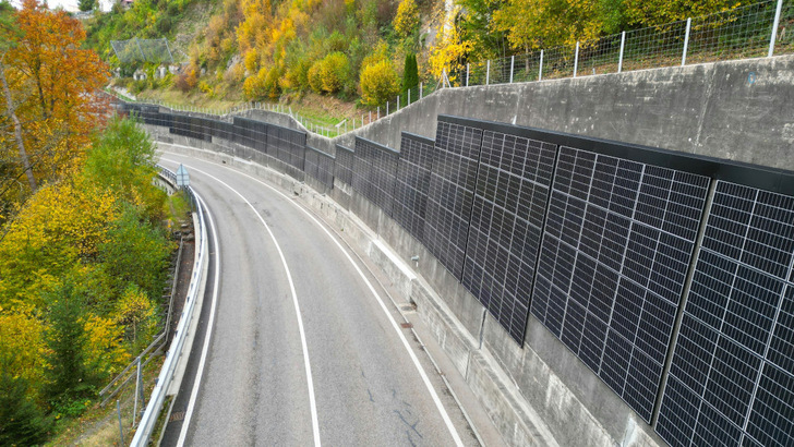 Die Module sind mit einer eigens dafür entwickelten Unterkonstruktion an der Stützmauer befestigt.