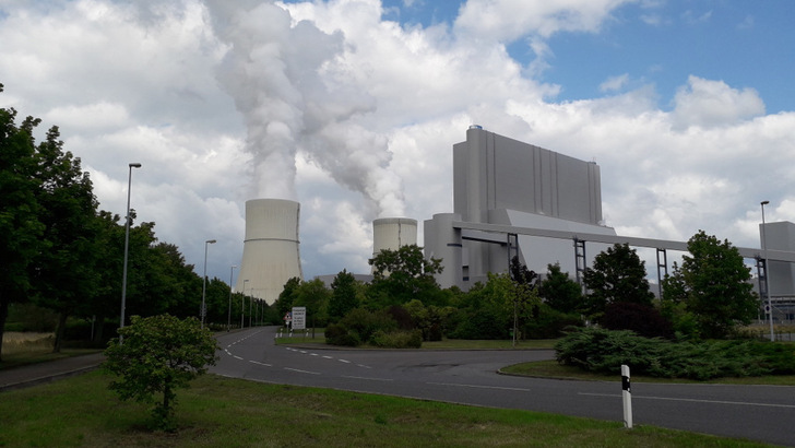 Das Kohlekraftwerk von Schwarze Pumpe holt seinen Brennstoff aus dem benachbarten Tagebau Welzow-Süd.