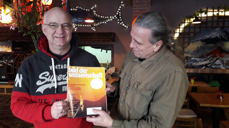 Übergabe des Heftes zur Weihnachtsfeier der Redaktionen von photovoltaik und PV Europe.