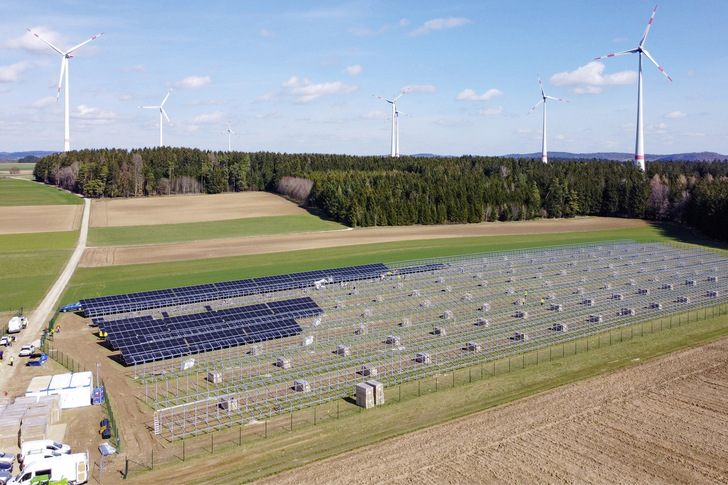 Das Regensburger Projektierungsbüro Windpower hat im Landkreis Neumarkt in der Oberpfalz nahe Nürnberg einen Solarpark mit 23,5 Megawatt Leistung geplant. Errichtet wurde er von der Firma Sens. - © Foto: Windpower
