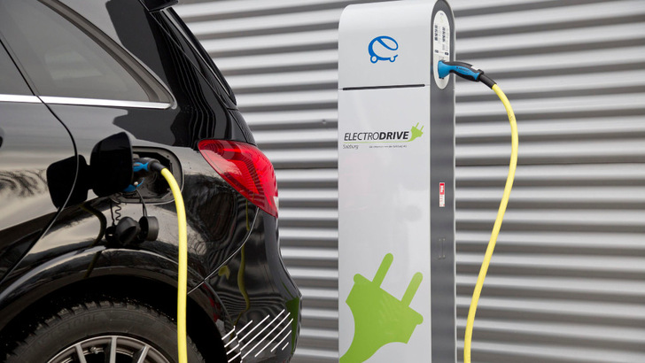 Wenn das Elektroauto netzdienlich geladen wird, wirkt sich das auf die Energiekosten für alle Verbraucher aus. - © Electrodrive-E
