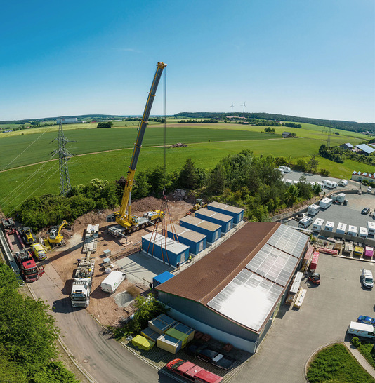 Blick aus der Luft: Die sechs Speichercontainer verfügen 
über 24 Megawattstunden. - © Foto: Eco Stor
