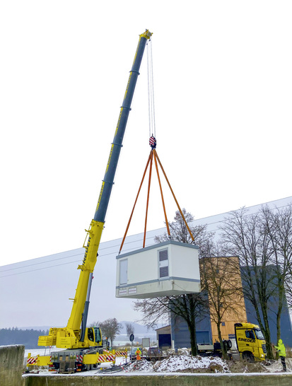 Für das Projekt Oekonetz wurde in Lengenfeld eine 41 Tonnen schwere Trafostation gesetzt. Dort speisen mehrere Solaranlagen und Windturbinen ein, die landwirtschaftliche Betriebe versorgen. - © Foto: Windpower
