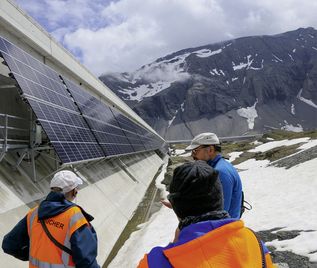 Der Projektleiter von Axpo, Christian Heierli, zeigt einer Besuchergruppe die Anlage.