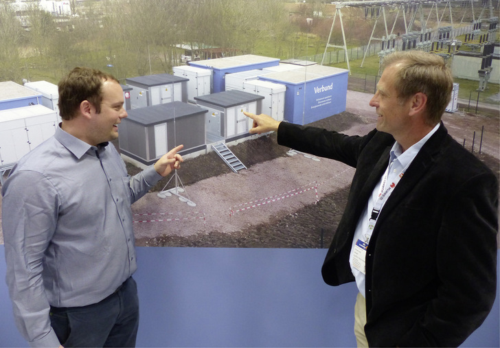 Ulrich Bürger, Geschäftsführer von Eco Stor, mit Hans Urban (rechts) vor einer Projektwand auf der Intersolar 2022. - © Foto: Niels H. Petersen
