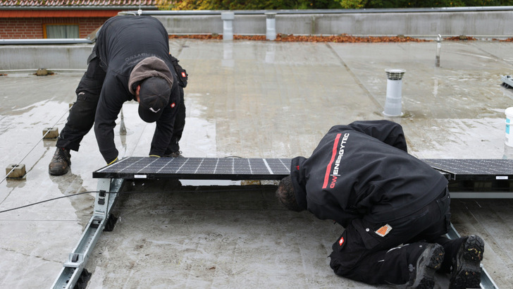 Insgesamt 50 Module haben die Installateure von GW Energy Tec auf dem Dach der Kita aufgeständert. - © Menlo Electric
