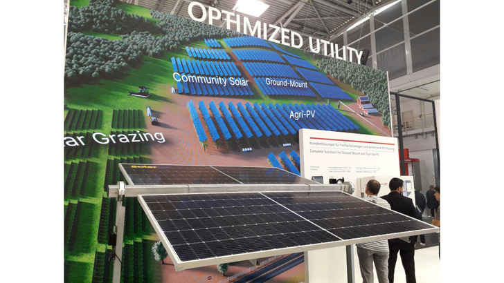 Verschmutzung, hügliges Gelände, Schutz von Tieren: Für die Optimierung von Agri-PV-Anlagen gibt es einige Gründe.