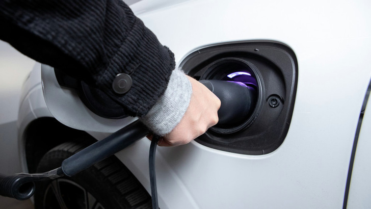  Mit den Schnellladesäulen wollen Vattenfall und Defama den Kunden ein Ladeangebot machen, wo sie es bequem nutzen können.