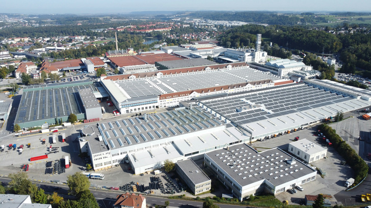 Auf den Werksdächern von Steyr Automotive arbeitet die größte Solardachanlage Österreichs. - © Schletter Group
